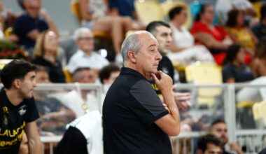 Vidorreta, pensativo en la banda durante el derbi del jueves en Gran Canaria.