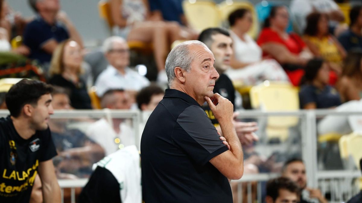 Vidorreta, pensativo en la banda durante el derbi del jueves en Gran Canaria.