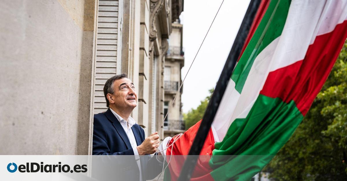 El PNV coloca una ikurriña y toma posesión de su palacio de París, "símbolo contra el fascismo"