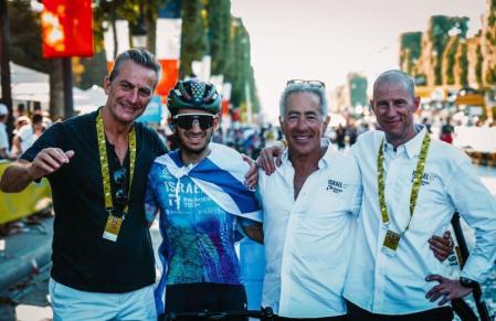 Sylvan Adams, el segundo por la derecha de la foto, en el Tour