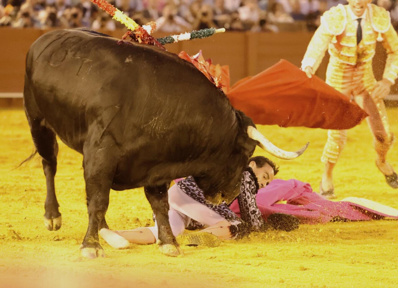 Providencial quite de David de Miranda a Cándido Ruiz en Sevilla
