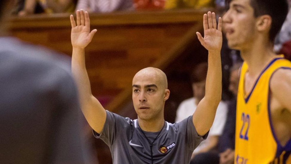 Alex Calvo pitará este sábado al Real Madrid de baloncesto en su amistoso en Segovia..