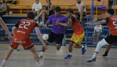 Pau Ortega busca zafarse de dos defensores en el choque frente al BM Ciudad de Salamanca de pretemporada.