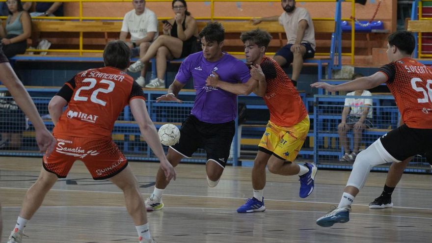 Pau Ortega busca zafarse de dos defensores en el choque frente al BM Ciudad de Salamanca de pretemporada.