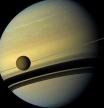 SwRI estudió Titán, la luna de Saturno, para evaluar su tasa de disipación de marea, la energía que se pierde mientras orbita el planeta anillado con su enorme fuerza gravitacional.