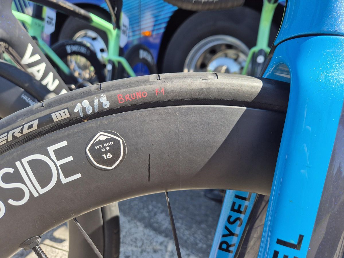 Plano detalle de la bicicleta utilizada por Bruno Armirail en la etapa 8 de La Vuelta