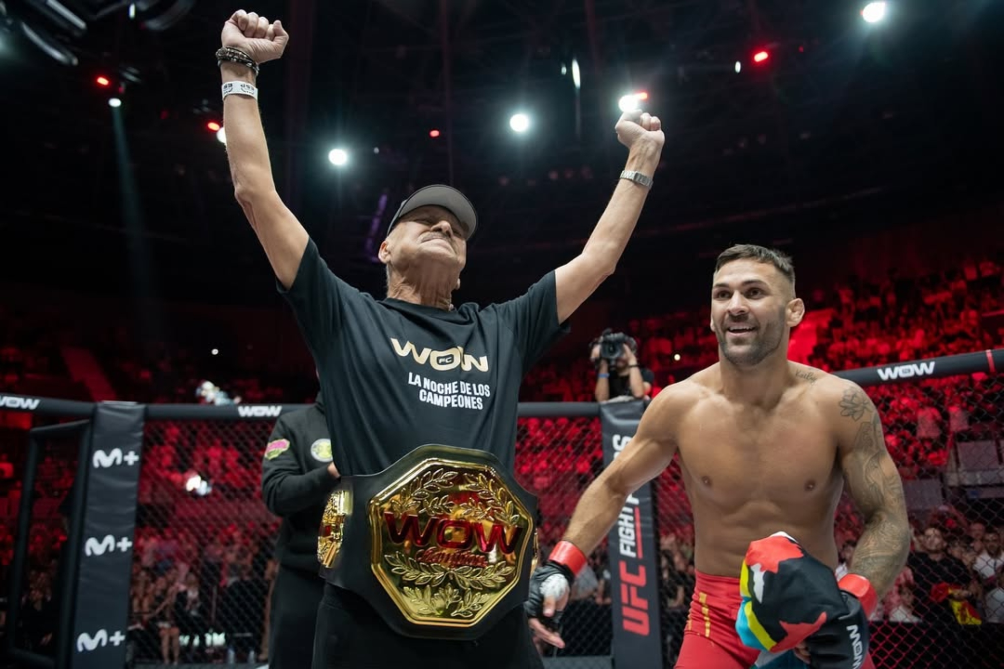 Hecher Sosa y su padre celebran el triunfo en WOW.
