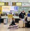 FOTO ALEX GARCIA MALETAS EQUIPAJE DE MANO FACTURACION VUELING AEROPUERTO DE EL PRAT TURISMO 2025/04/02. Vueling y Ryanair concentran el 86% de reclamaciones por la maleta de mano. Las aerolíneas insisten en cobrar por este equipaje a la espera de medidas cautelares. Vueling se enfrenta a una multa de 39 millones de euros por cobrar por la maleta de mano.