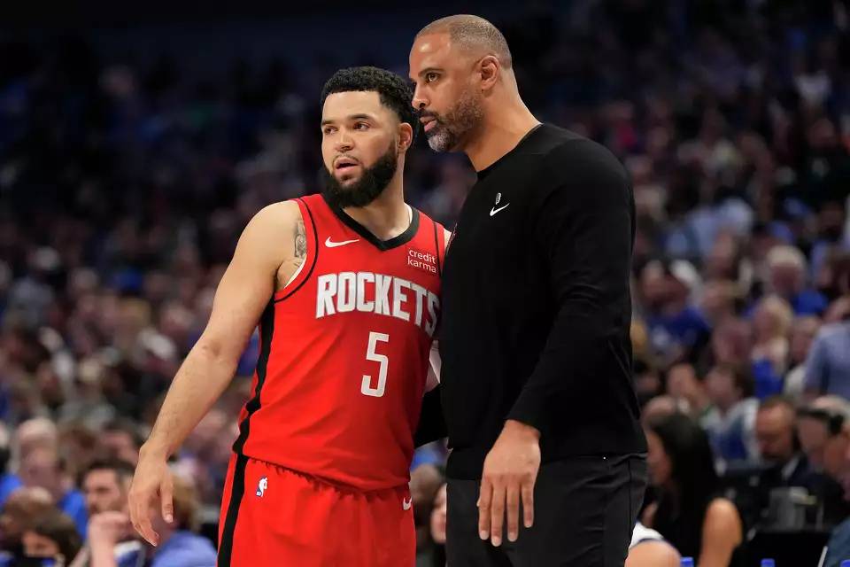 El entrenador Ime Udoka da instrucciones a Fred VanVleet.