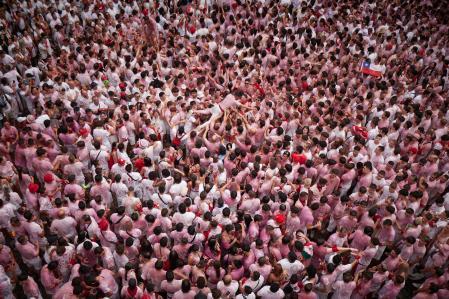Ambiente previo al Chupinazo de San Fermín 2025, en la Plaza del Ayuntamiento, a 6 de julio de 2025, en Pamplona, Navarra (España). Tras el chupinazo, este año a cargo de la plataforma Yala Nafarroa por Palestina, comienzan en Pamplona las Fiestas de San Fermín 2025 al grito de ‘Iruindarrak! Pamplonesas, pamploneses, ¡Viva San Fermín! Gora San Fermín!’. Las celebraciones tendrán lugar hasta el próximo 14 de julio.