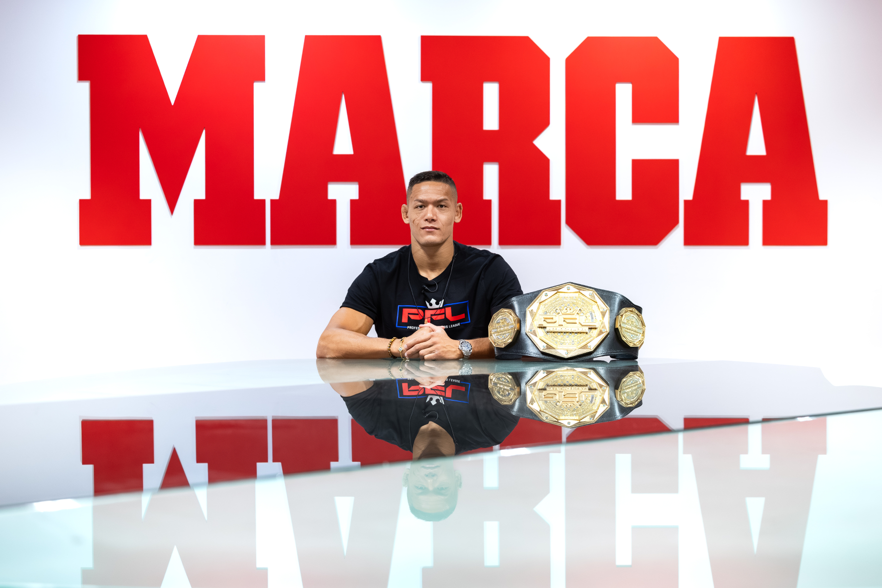 Costello van Steenis posa frente al logo de MARCA durante su visita.