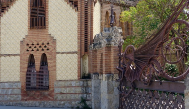 la obra desconocida de Gaudí que vigila Barcelona desde Pedralbes