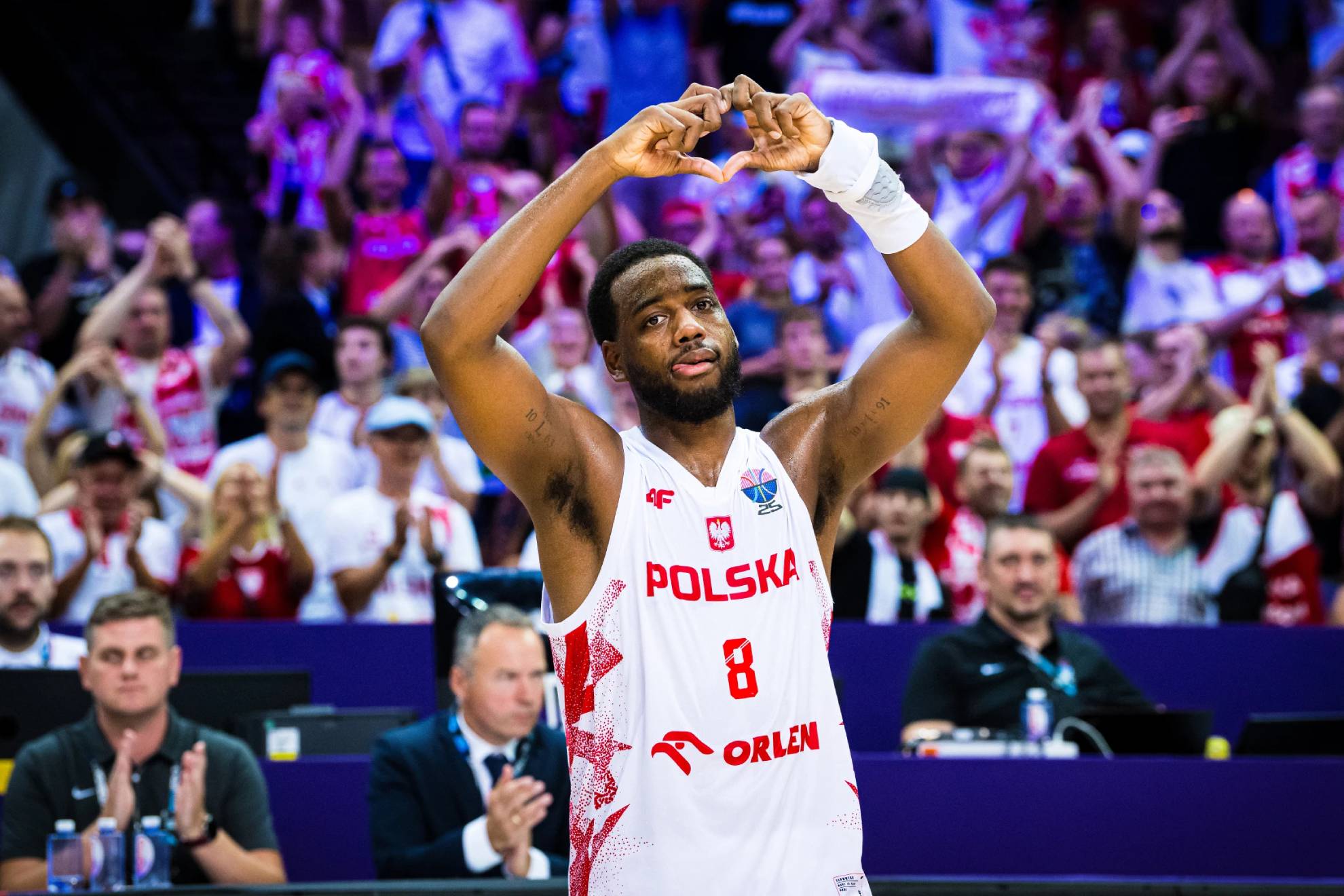 Jordan Loyd hace un corazón con sus manos tras la victoria de Polonia sobre Israel.