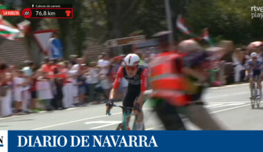 Momento de peligro en Lumbier al cruzarse manifestantes pro Gaza al paso de los ciclistas