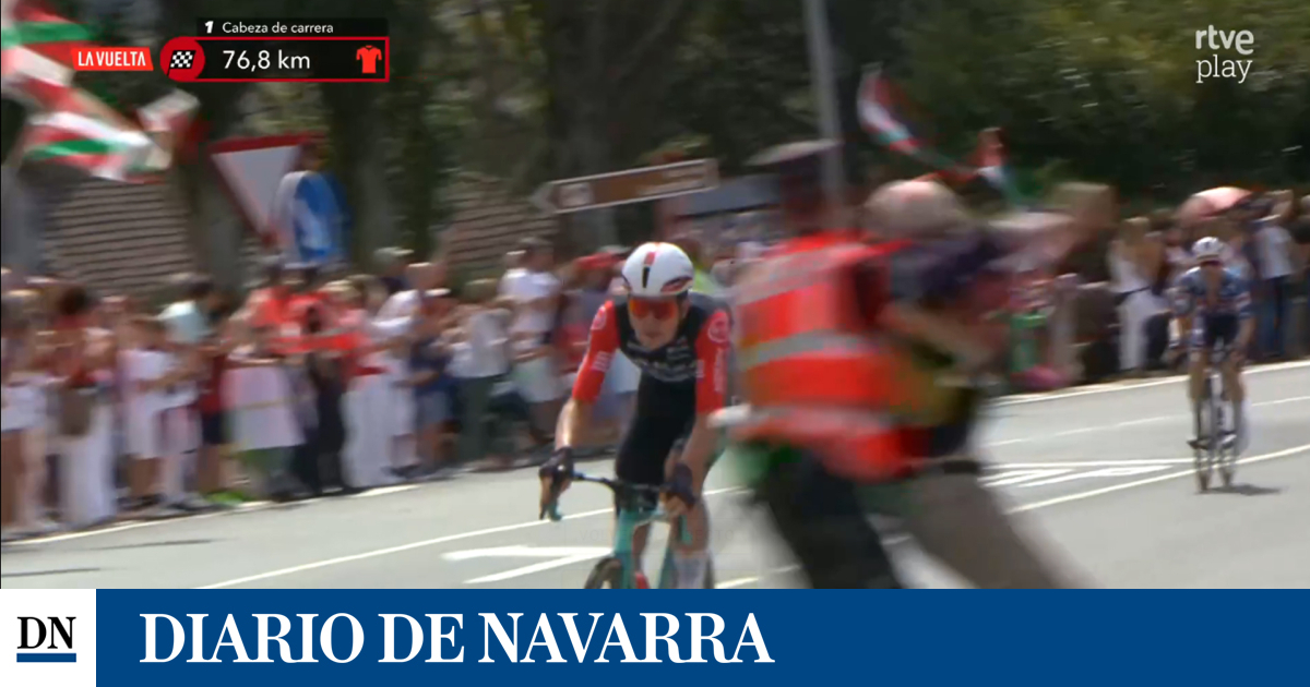 Momento de peligro en Lumbier al cruzarse manifestantes pro Gaza al paso de los ciclistas