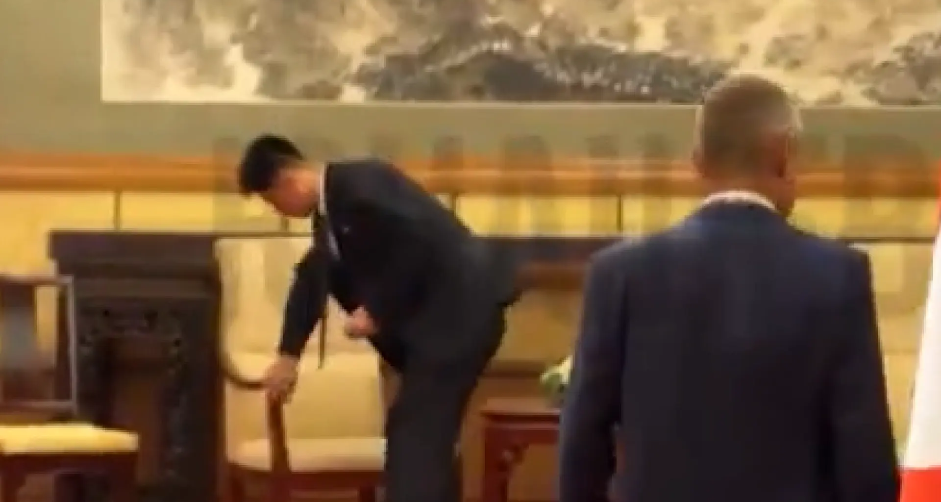El momento en el que un guardaespaldas de Kim Jong-un elimina su ADN de la butaca de la sala en la que se reunió con Putin