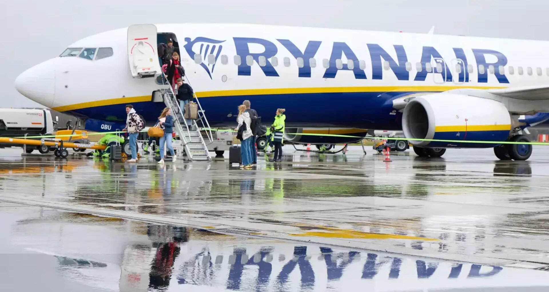 La norma de Ryanair que obliga a los padres de niños menores de edad a pagar más por su asiento