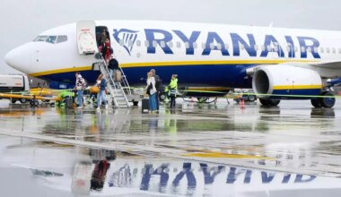 La norma de Ryanair que obliga a los padres de niños menores de edad a pagar más por su asiento