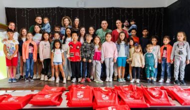 Un momento de la entrega de libros realizada este miércoles en el centro escolar.
