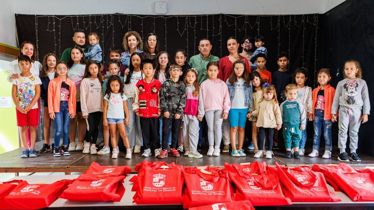 Un momento de la entrega de libros realizada este miércoles en el centro escolar.