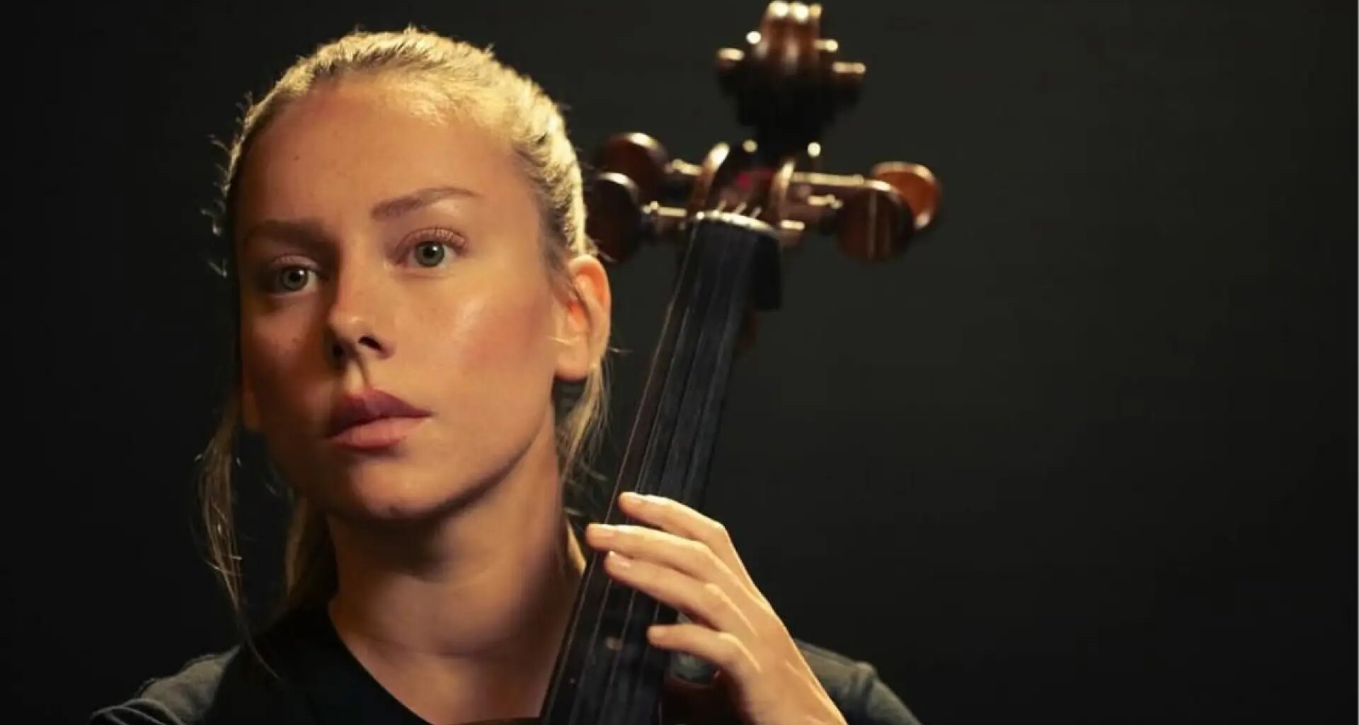 Ester Expósito dialoga con su cuerpo en una metáfora sobre la cosificación: crítica de 'El talento'
