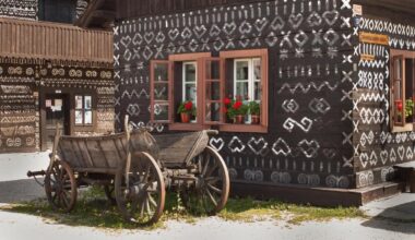 Las casas de madera 'bordadas' por las mujeres de Cicmany, en Eslovaquia