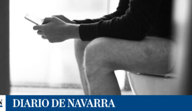 Usar el móvil en el baño eleva el riesgo de hemorroides