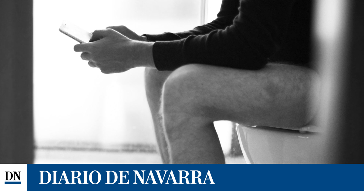 Usar el móvil en el baño eleva el riesgo de hemorroides