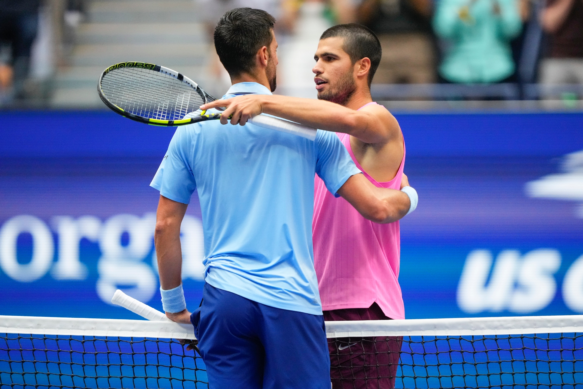 Djokovic y Alcaraz se abrazan.