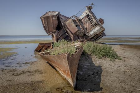 La carcasse rouillée d’un bateau près de la mer d’Aral septentrionale. Sa coque brisée rappelle tristement l’époque où l’eau s’étendait jusqu’à l’horizon. Kazakhstan, 27 août 2019.

The rusting remains of a boat near the Northern Aral Sea, its broken frame standing as a reminder of when the water stretched beyond the horizon.  Kazakhstan, August 27, 2019.
© Anush Babajanyan

Photo libre de droit uniquement dans le cadre de la promotion de la 37e édition du Festival International du Photojournalisme 