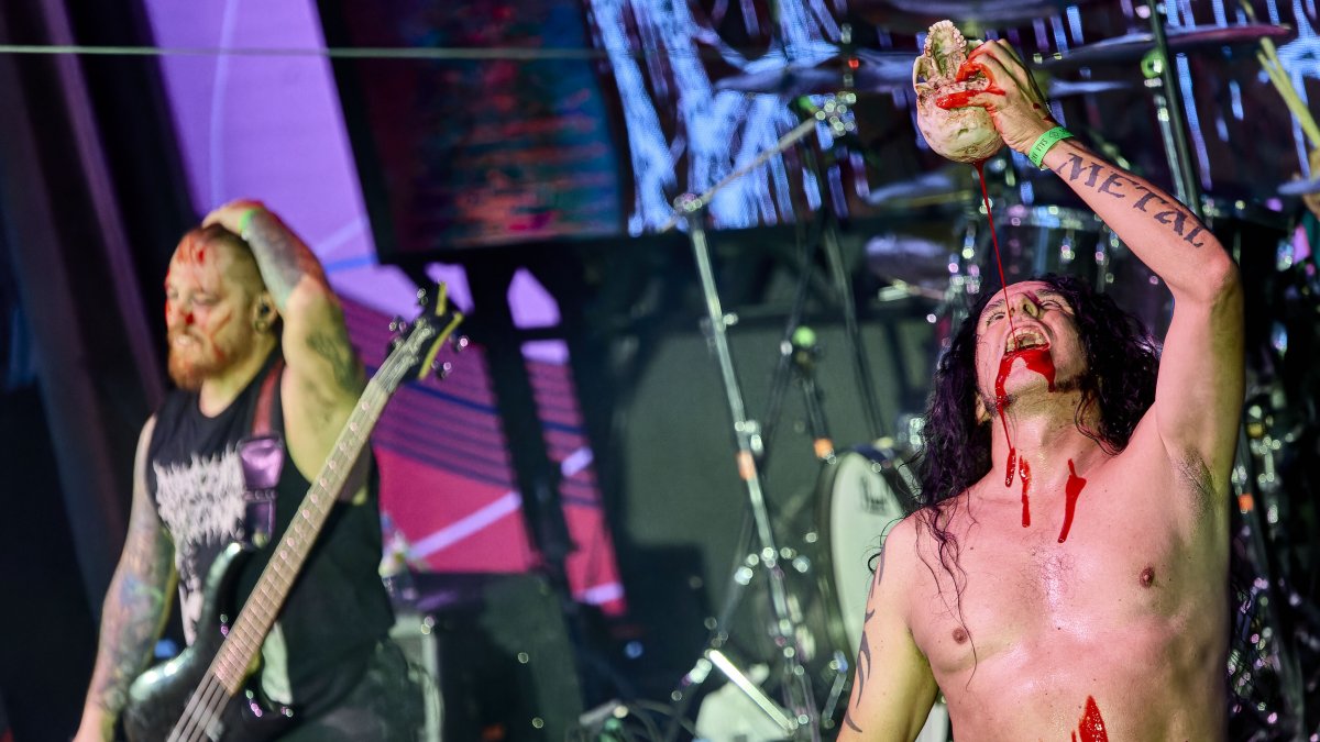 Dave Rotten, fundador y vocalista de Avulsed, dando espectáculo desde el escenario, ayer con la Sala Andén abarrotada.