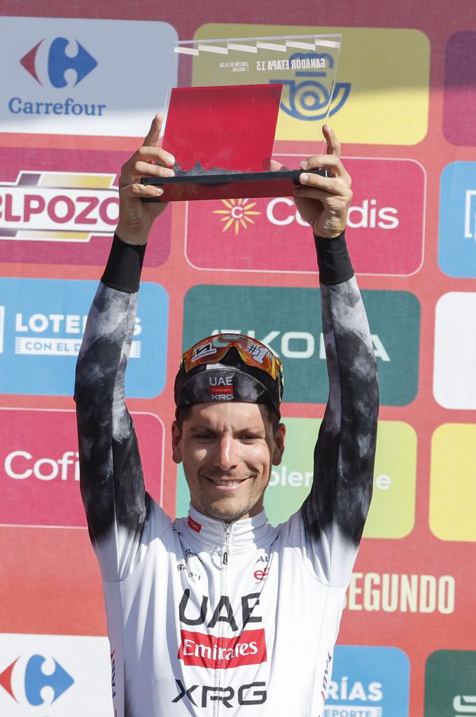 Almeida, levantando un trofeo en el Angliru.