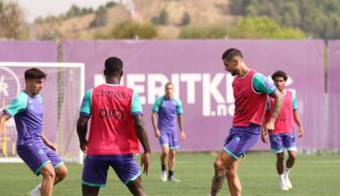 Javi Sánchez da un pase durante el entrenamiento del lunes.