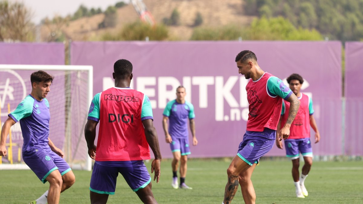 Javi Sánchez da un pase durante el entrenamiento del lunes.