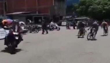 Un policía provoca un grave accidente en la Vuelta a Venezuela