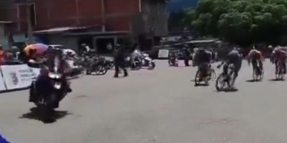 Un policía provoca un grave accidente en la Vuelta a Venezuela