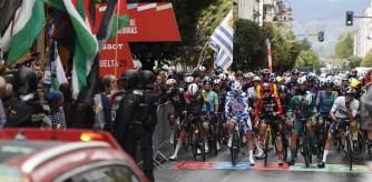Los ciclistas antes de tomar la salida hoy