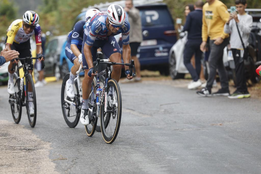 Mikel Landa durante la etapa 16 de la Vuelta Ciclista a España que se disputa este martes entre Poio y Mos-Castro de Herville (Pontevedra), de 167.9 km de recorrido. EFE/ Javier Lizón