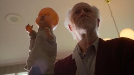 John Lithgow con su inseparable muñeca