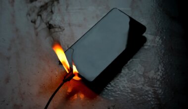 Nueve errores que cometes al cargar el móvil que ponen en riesgo tu casa, según bomberos