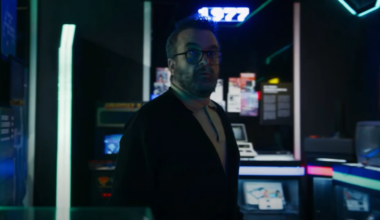 Nacho Vigalondo saca su lado 'gamer' en 'Tribute', un documental de Prime Video sobre la historia de los videojuegos en España