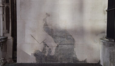El mural borrado de Banksy deja una marca llena de significado: "Cuando intentas eliminar una pieza de arte y accidentalmente la mejoras"