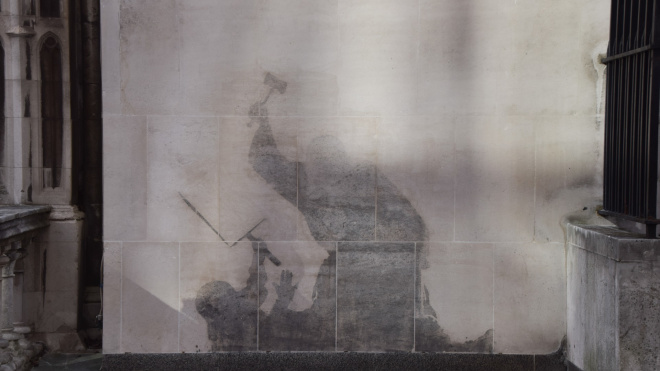 El mural borrado de Banksy deja una marca llena de significado: "Cuando intentas eliminar una pieza de arte y accidentalmente la mejoras"