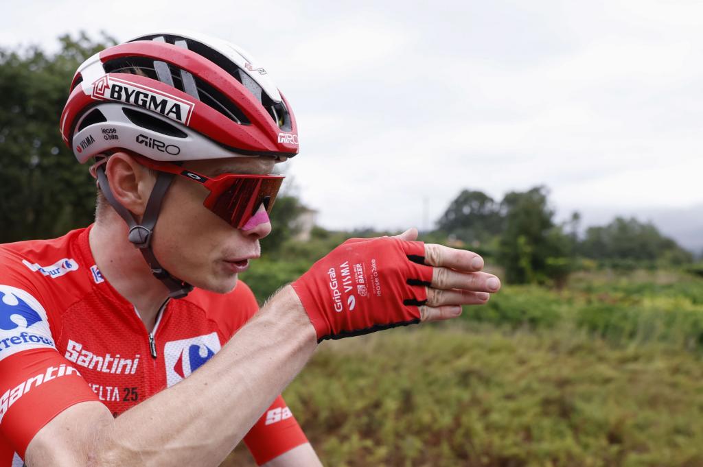 Jonas Vingegaard, durante la 16 de la Vuelta Ciclista a España que se disputa este martes entre Poio y Mos-Castro de Herville (Pontevedra), de 167.9 km de recorrido. EFE/ Javier Lizón