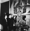 Dalí mostrando a Gala los detalles de este óleo, clave de su etapa mística, durante la exposición que tuvo lugar en The Lefevre Gallery, de Londres, en diciembre de 1951