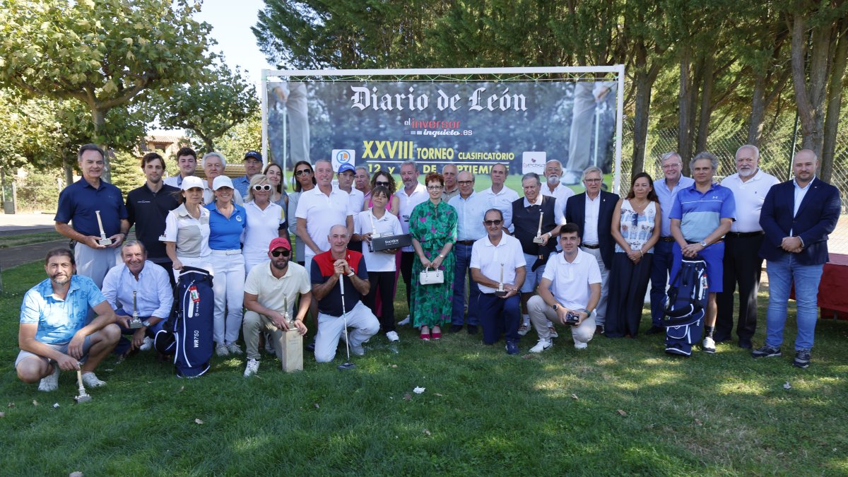 Foto de familia de los premiados en el torneo de golf Diario de León-El Inversor Inquieto, que culminó con la celebración del Pro-Am.