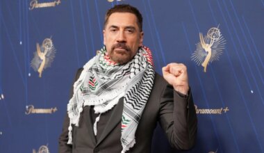 Javier Bardem, con pañuelo palestino, denuncia "el genocidio en Gaza" desde los Premios Emmy 2025