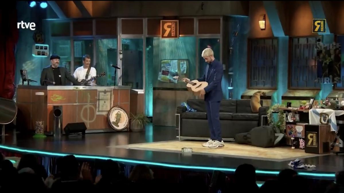 “El disco ya está ahí fuera y para celebrarlo te he enviado un regalito”