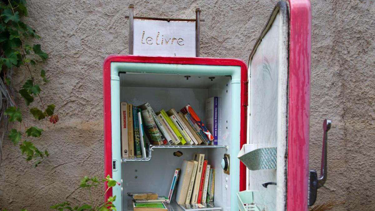 La historia de la nevera convertida en biblioteca
