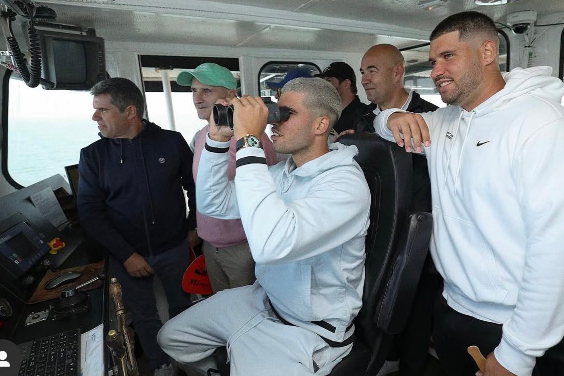 Alcaraz, su equipo y familia, camino a Alcatraz.